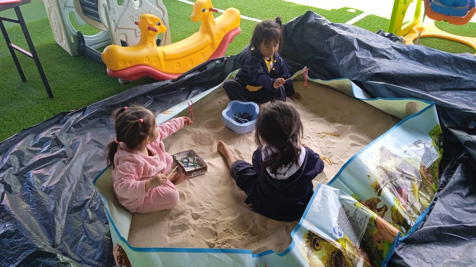 Niños aprendiendo y jugando en Rosalito Ludoteca, centro infantil en Quito